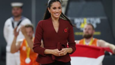 Meghan, Duchess of Sussex presents medals during the Wheelchair Basketball finals at the Invictus Games  on October 27, 2018 in Sydney, Australia.