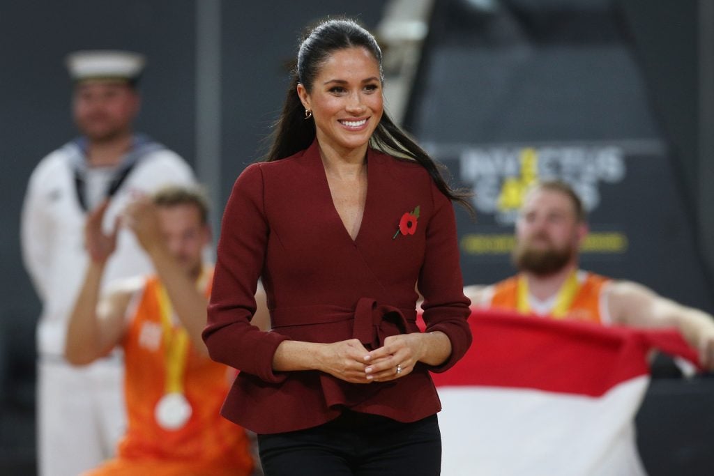 Meghan, Duchess of Sussex presents medals during the Wheelchair Basketball finals at the Invictus Games on October 27, 2018 in Sydney, Australia.