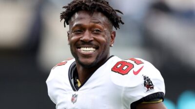 Antonio Brown #81 of the Tampa Bay Buccaneers warms up prior to the game against the New York Jets at MetLife Stadium on January 02, 2022 in East Rutherford, New Jersey.